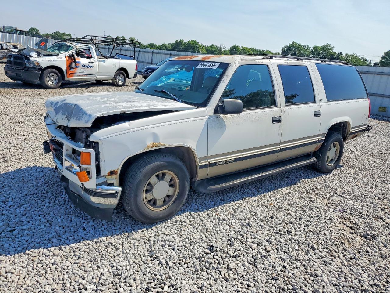 1999 GMC Suburban, VIN 1GKEC16R3XJ740689 — Front end