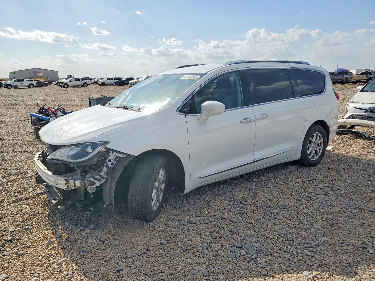 2020 Chrysler Pacifica Touring L, VIN 2C4RC1BG2LR275250 — Front end