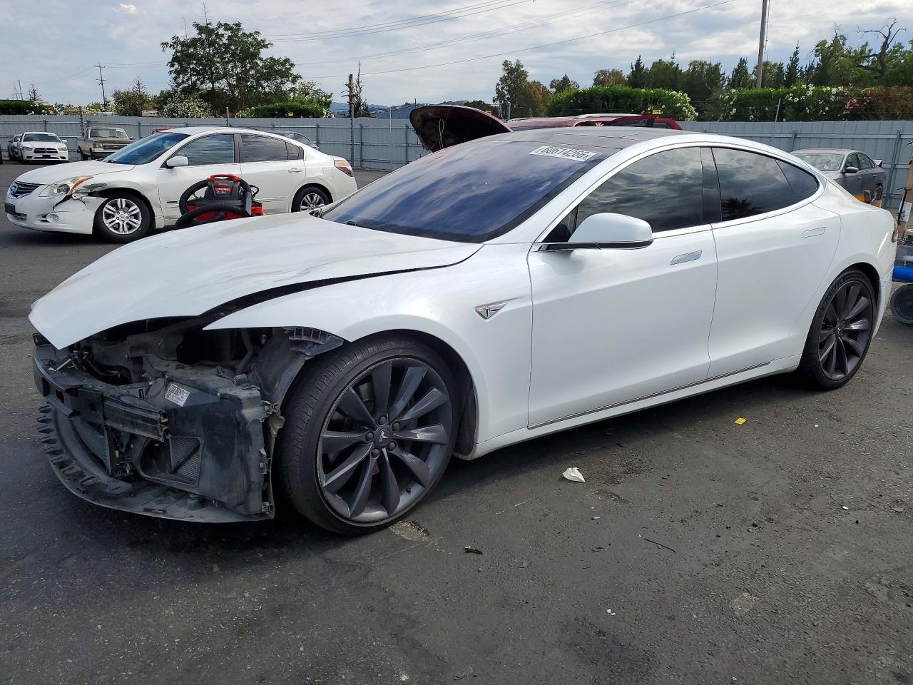 2016 Tesla Model S 90D, VIN 5YJSA1E2XGF162459 — Перед