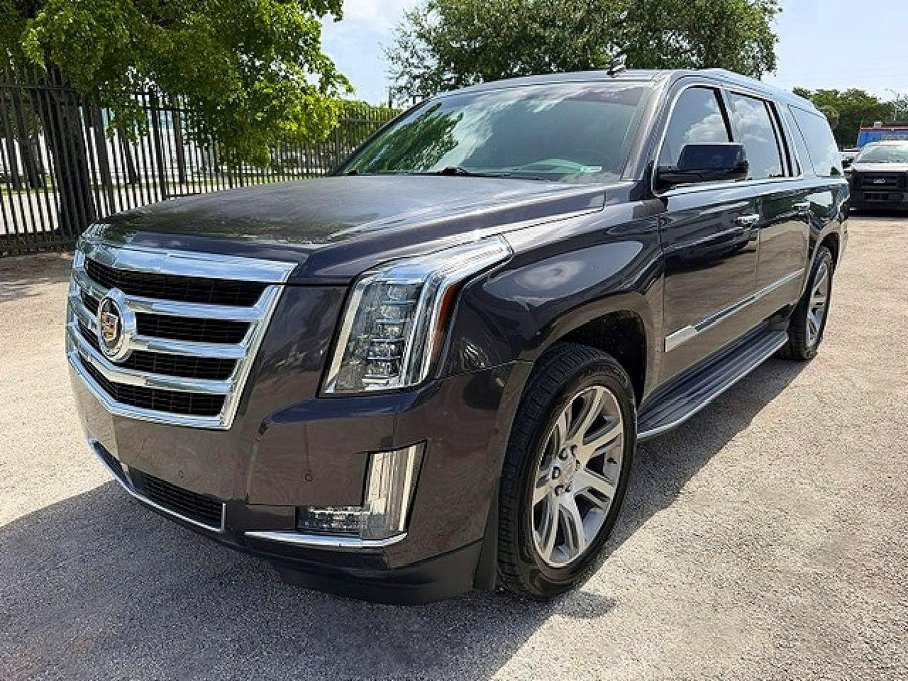 2015 Cadillac Escalade ESV Luxury, VIN 1GYS4HKJXFR170768 — Minor dents and scratches