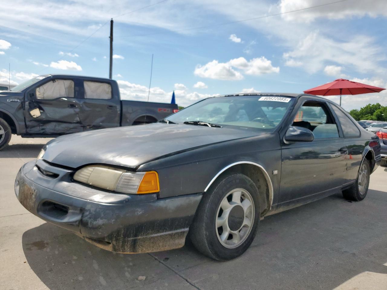 1995 Ford Thunderbird LX, VIN 1FALP62W7SH175725 — Front end