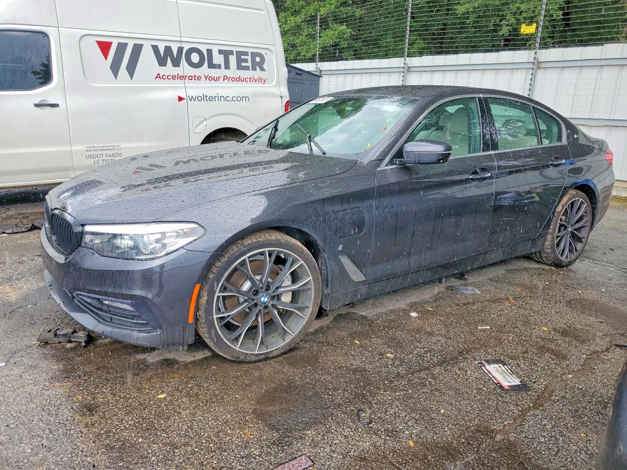 2018 BMW 5 Series 530e, VIN WBAJA9C57JG623280 — Front end