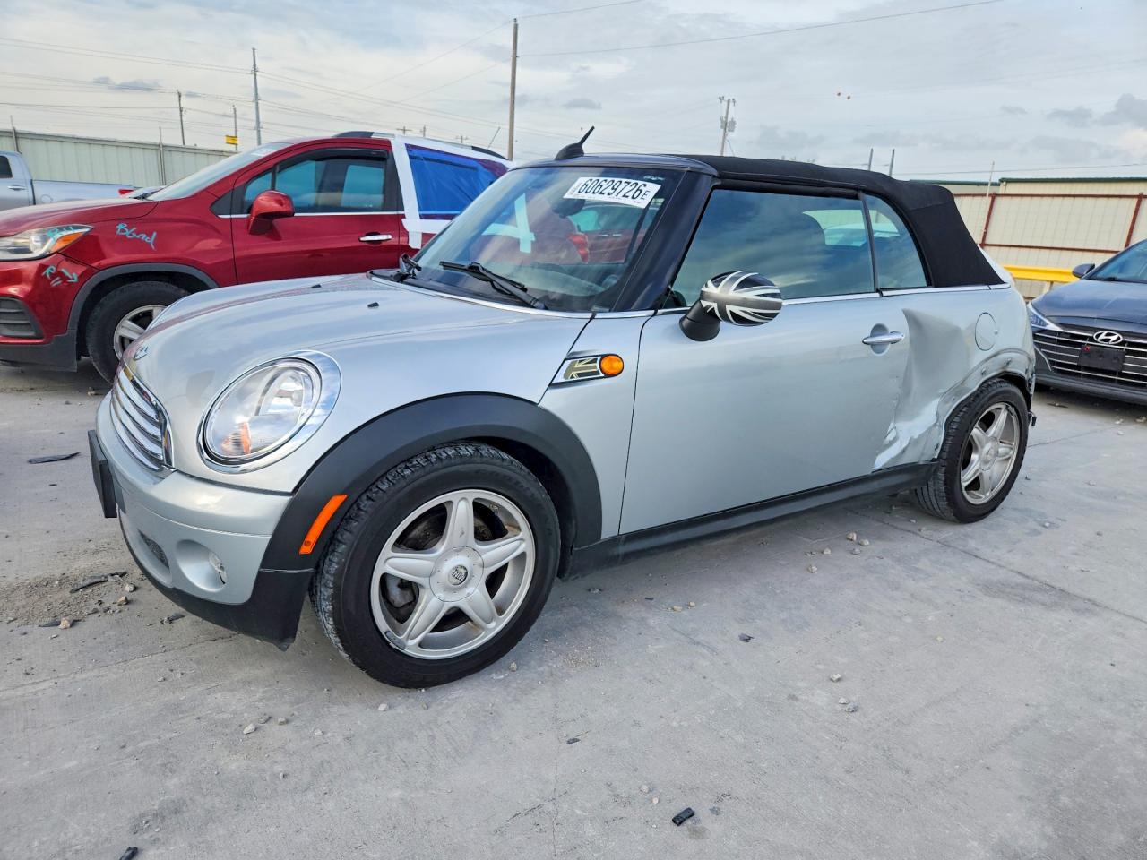 2009 MINI Convertible, VIN WMWMR33599TU96005 — Бок