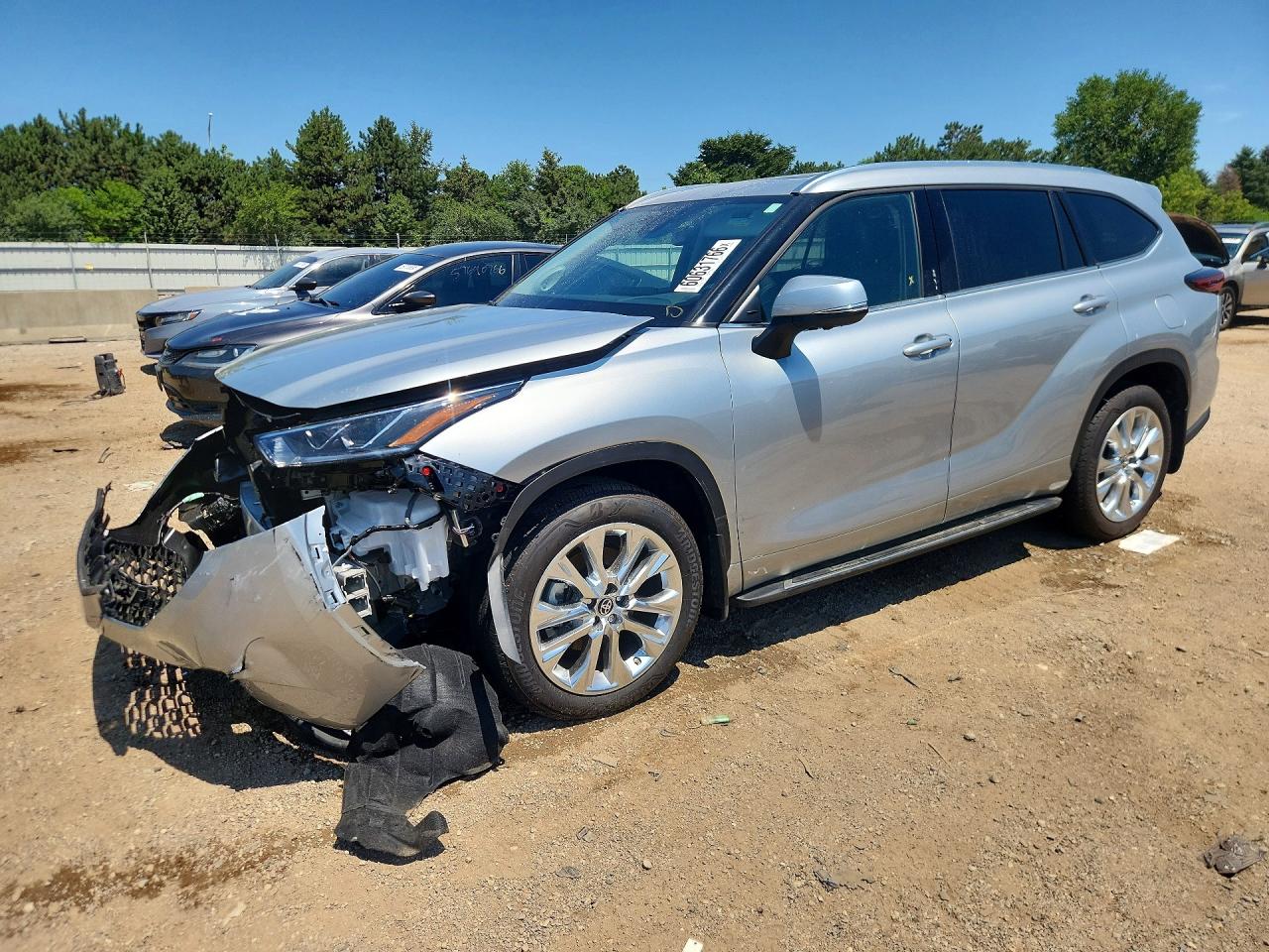 2024 Toyota Highlander XLE, VIN 5TDKDRBH3RS541588 — Front end
