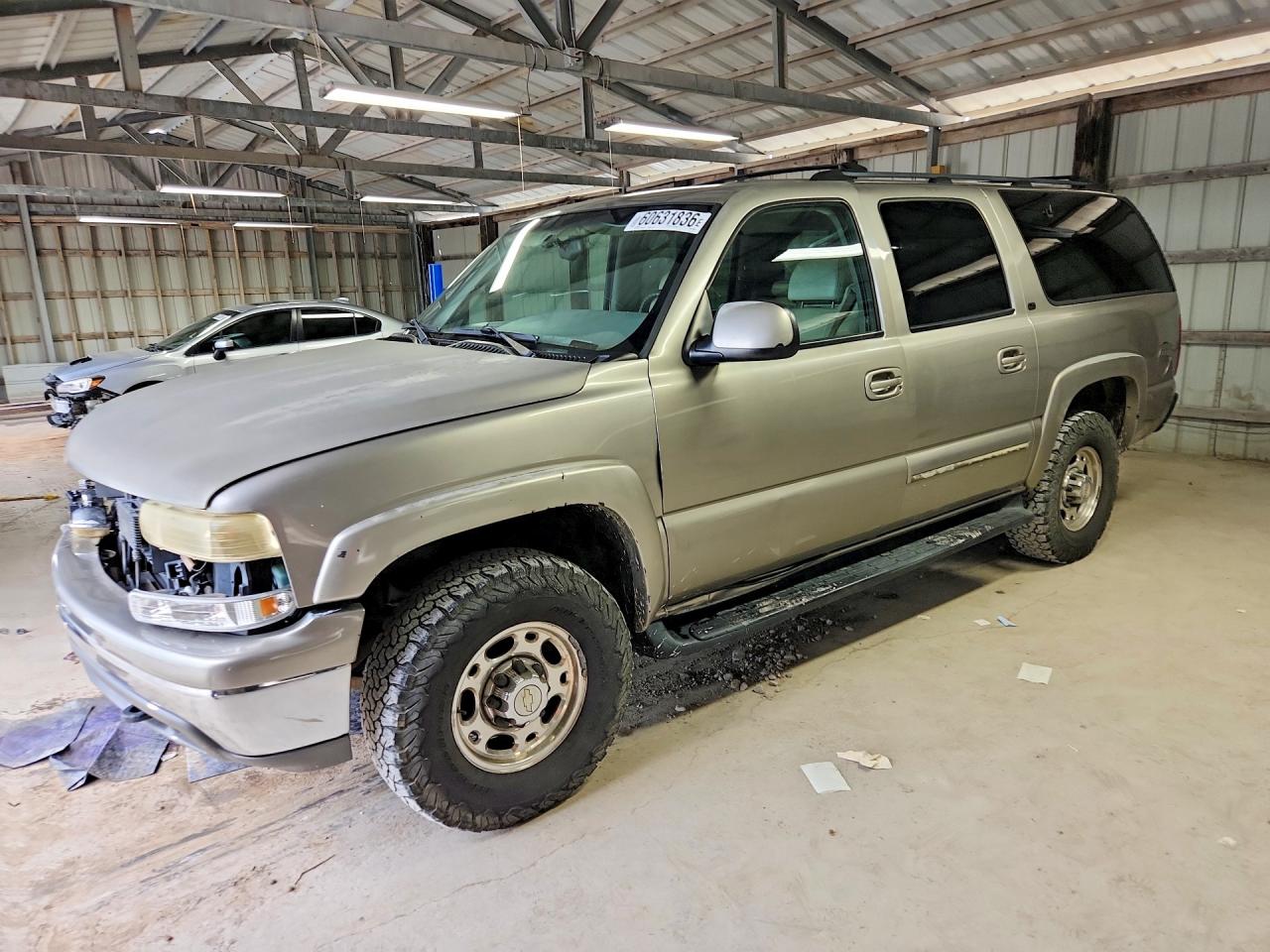 2001 Chevrolet Suburban LT, VIN 3GNGK26G81G134932 — Front end