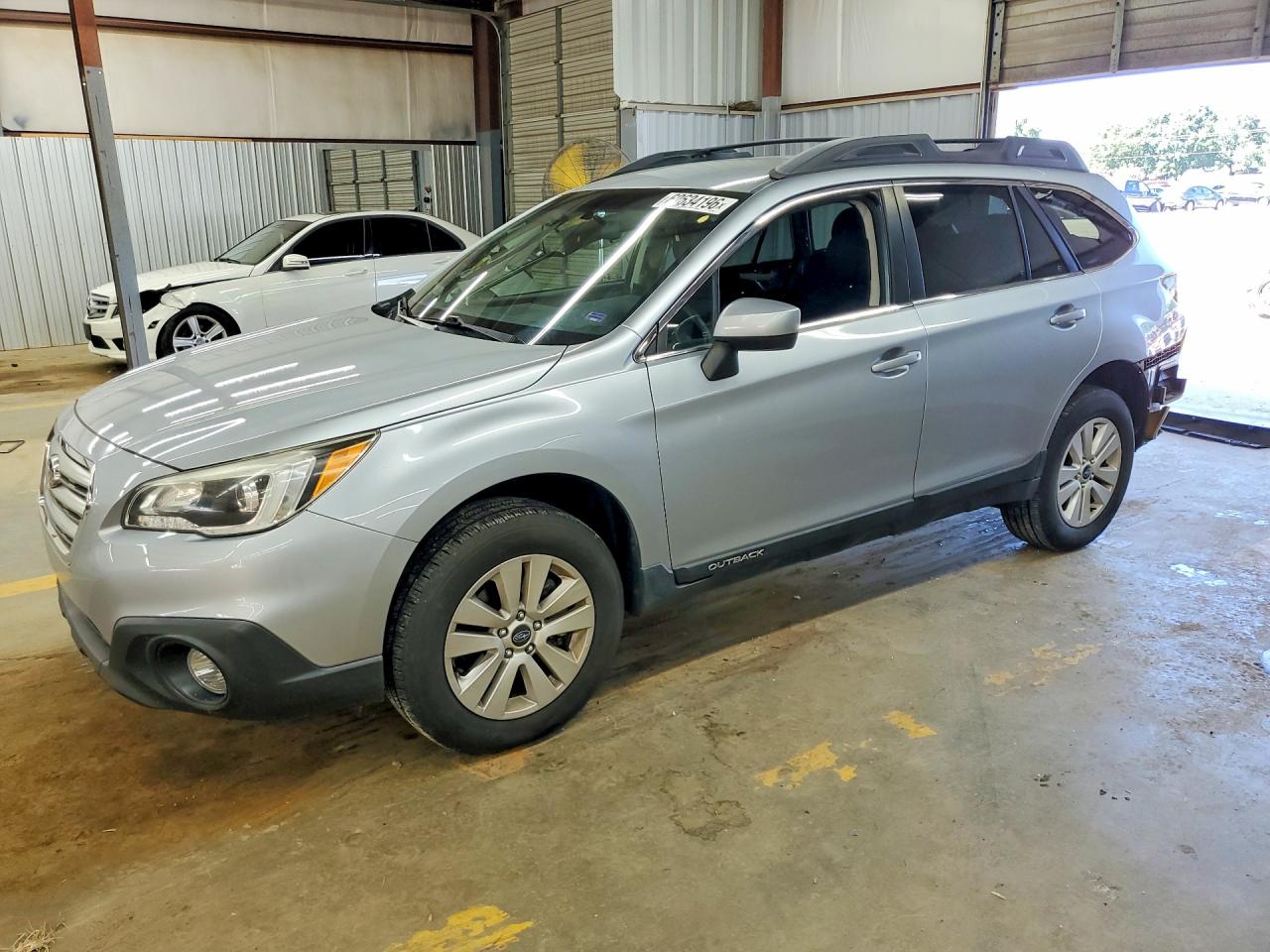 2016 Subaru Outback Premium, VIN 4S4BSBCC2G3245360 — Rear end