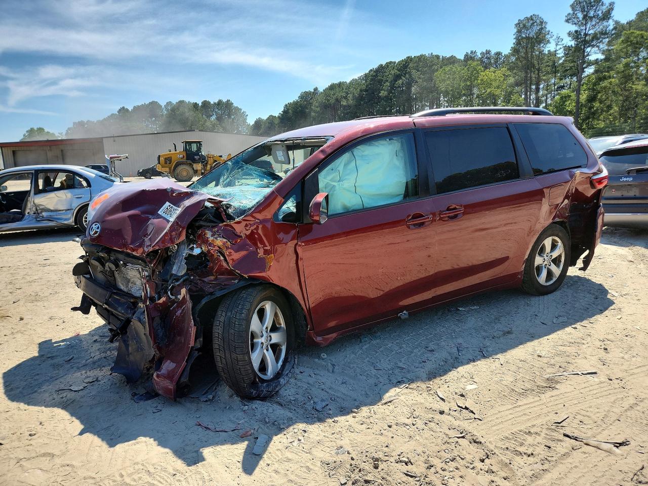 2015 Toyota Sienna LE, VIN 5TDKK3DC5FS618560 — Перед