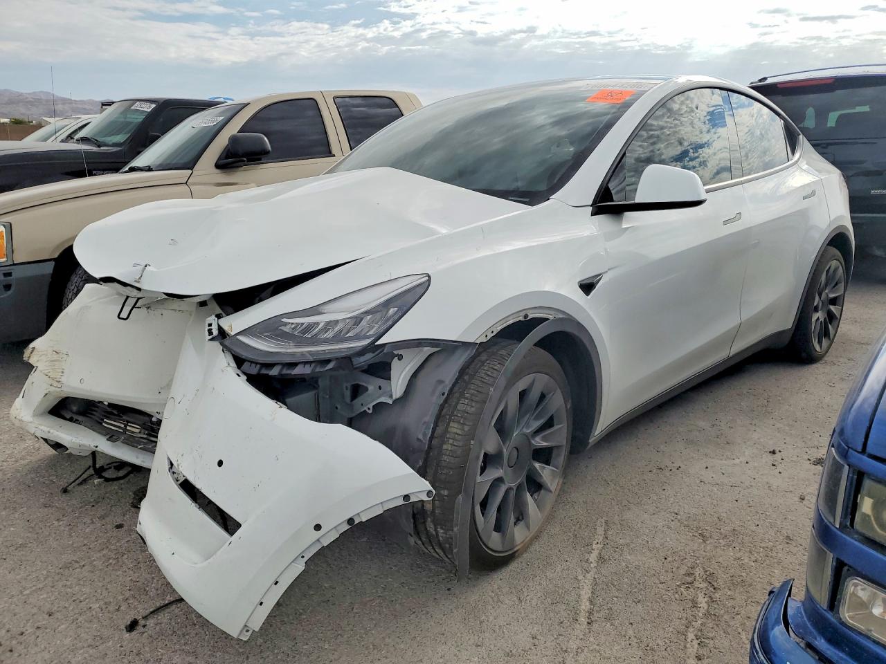 2020 Tesla Model Y Long Range, VIN 5YJYGDEE9LF055661 — Перед