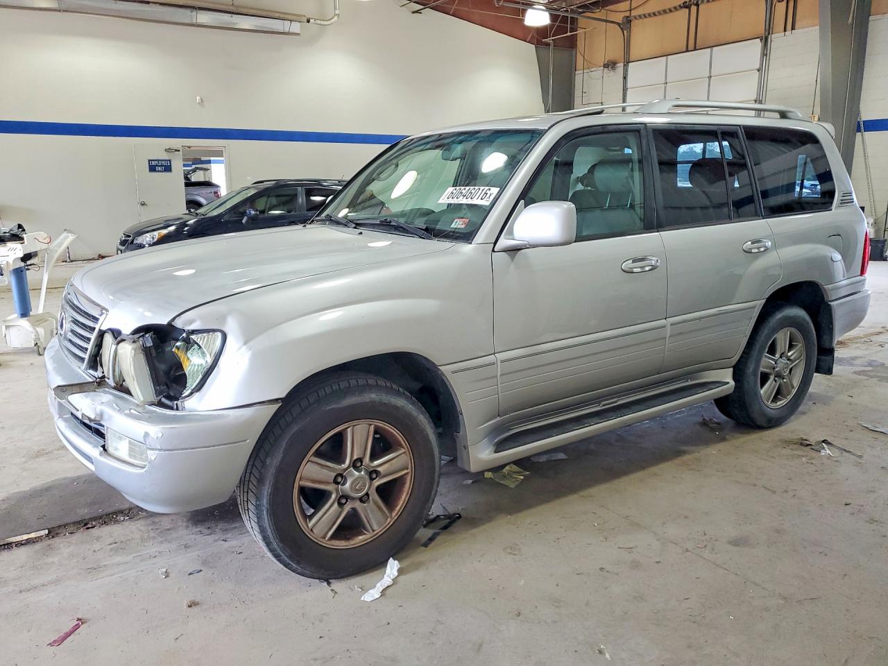 2006 Lexus LX 470, VIN JTJHT00W164014180 — Front end