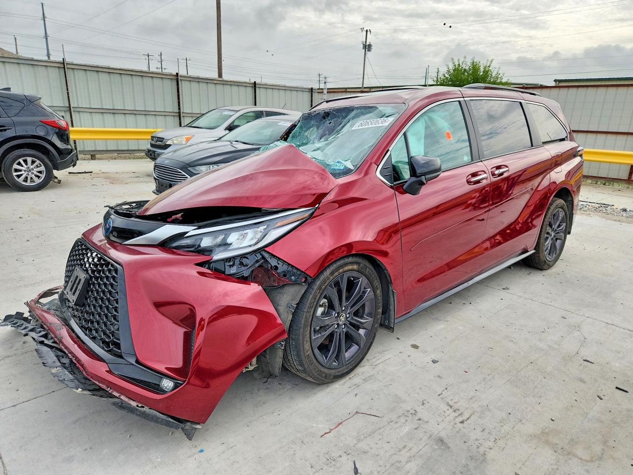 2023 Toyota Sienna XSE, VIN 5TDDRKEC3PS159432 — Бок