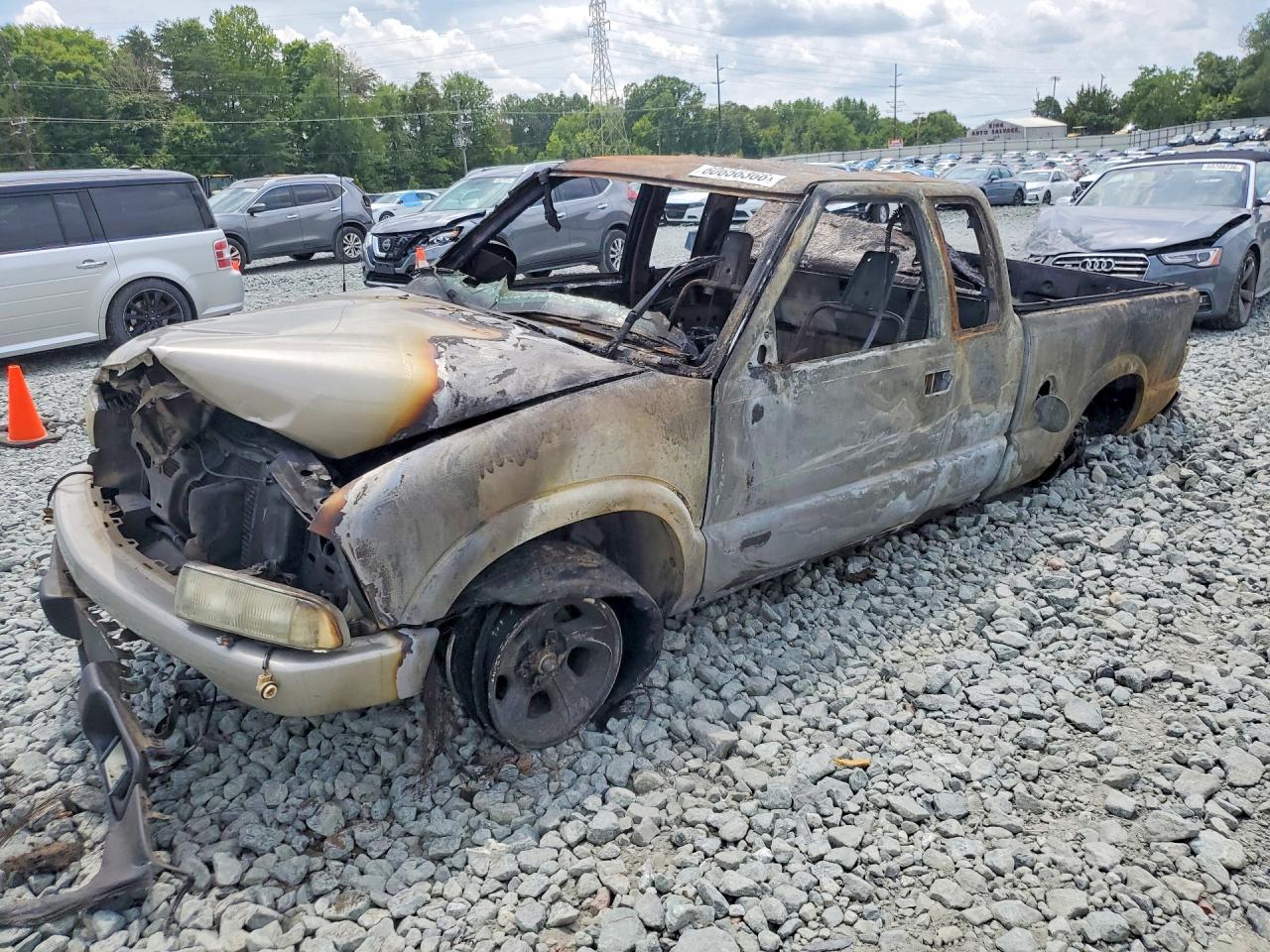 2002 Chevrolet S-10 LS, VIN 1GCCS19W828242866 — Пожар