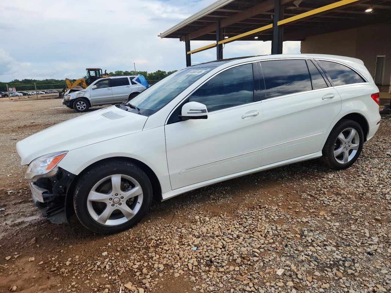 2011 Mercedes-Benz R 350, VIN 4JGCB6FE9BA115914 — Front end