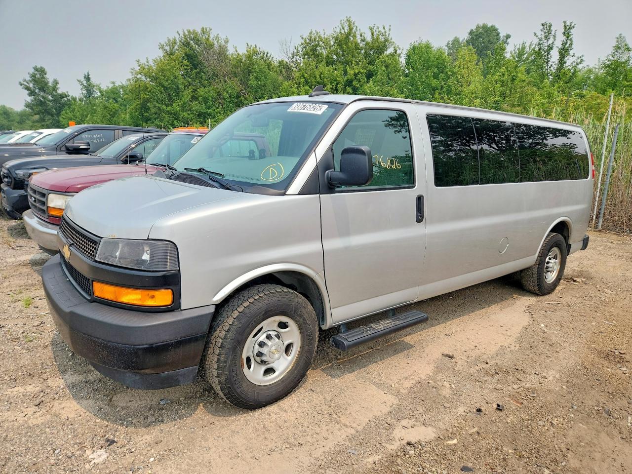 2020 Chevrolet Express Passenger LS, VIN 1GAZGNFG3L1275373 — Minor dents and scratches