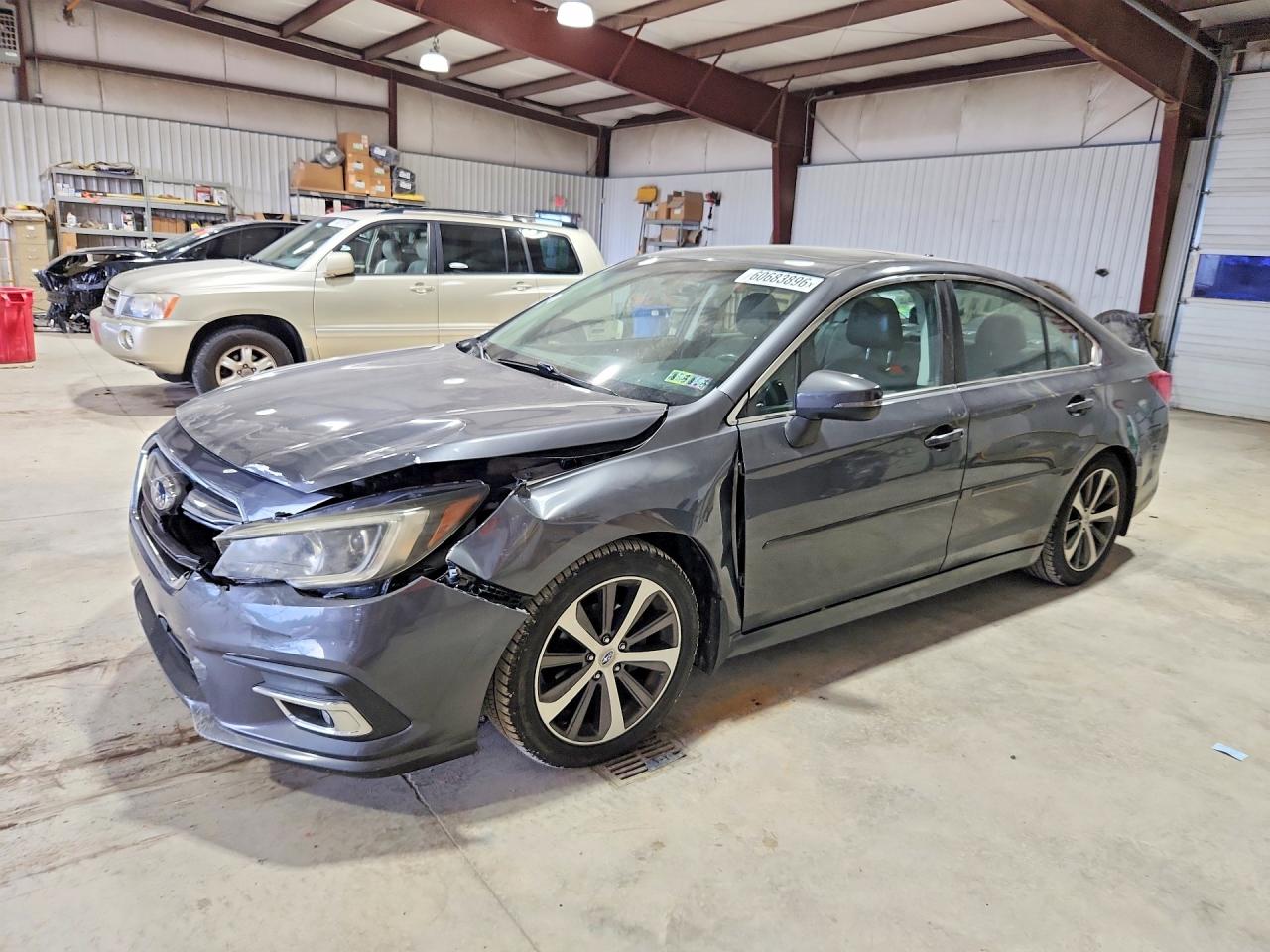 2018 Subaru Legacy Limited, VIN 4S3BNAK63J3044141 — Перед