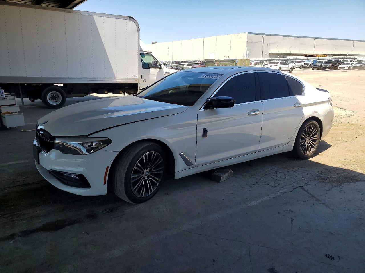 2017 BMW 5 Series 530i, VIN WBAJA5C32HG896693 — Пожар в моторном отсеке
