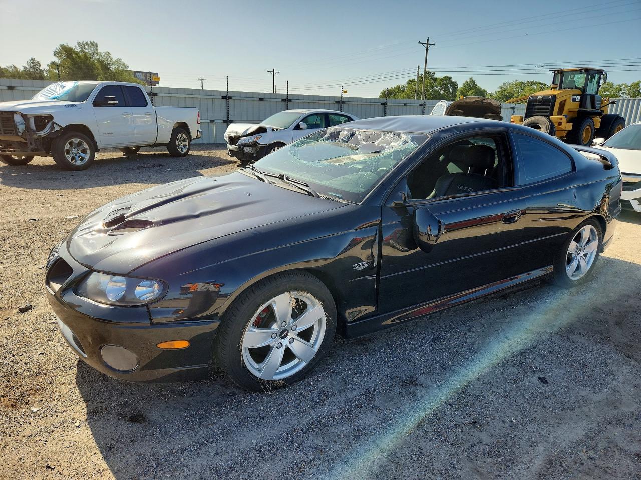 2005 Pontiac GTO, VIN 6G2VX12U95L394487 — Front end