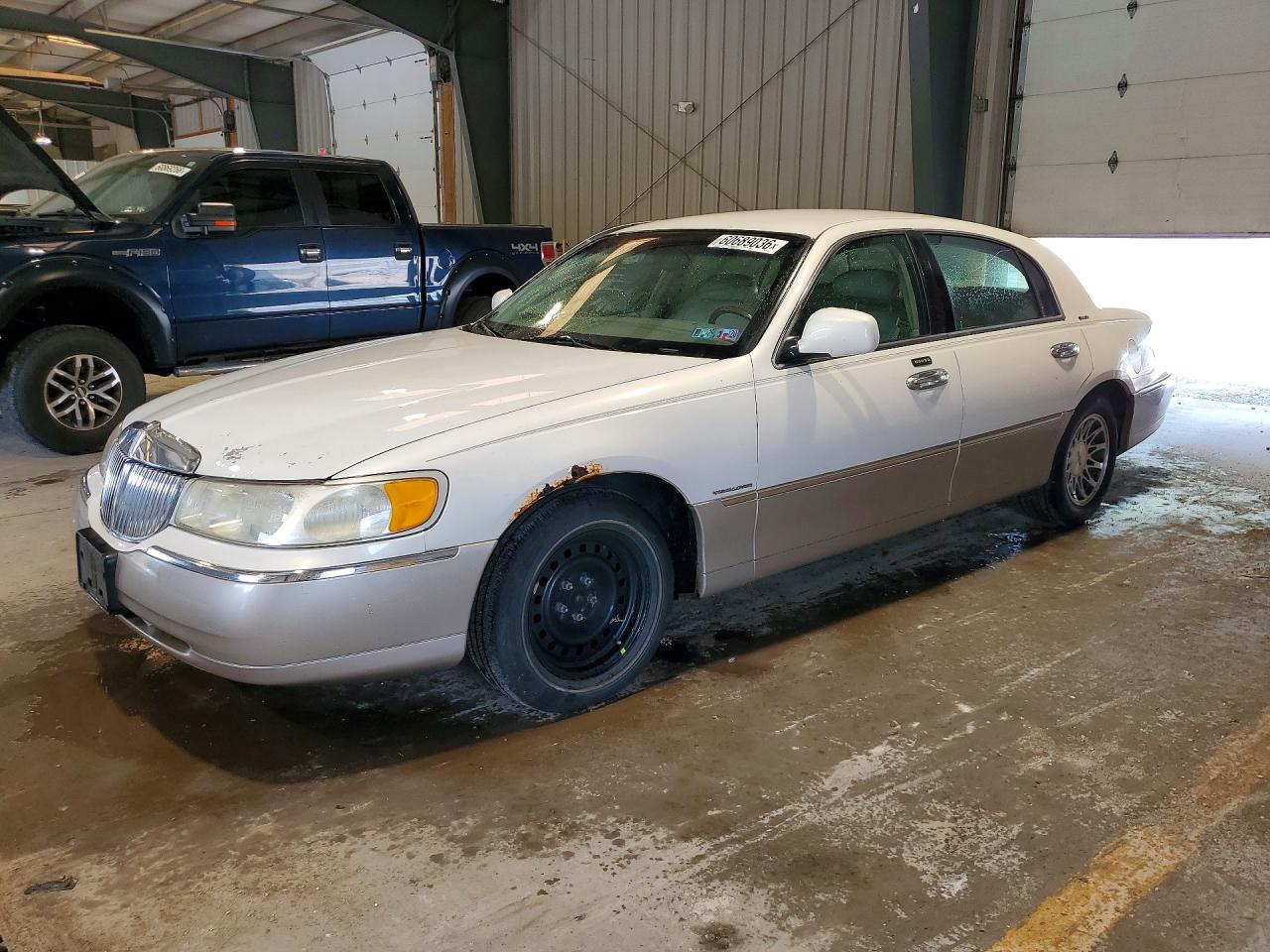 2001 Lincoln Town Car Signature, VIN 1LNHM82W51Y669340 — Side