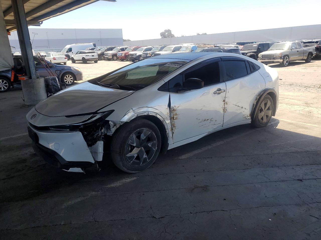 2024 Toyota Prius LE, VIN JTDACAAU9R3033898 — Бок