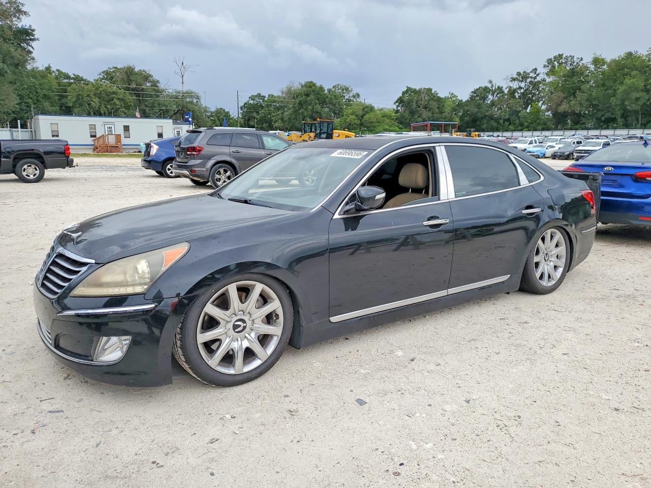 2013 Hyundai Equus Signature, VIN KMHGH4JH4DU069903 — Minor dents and scratches