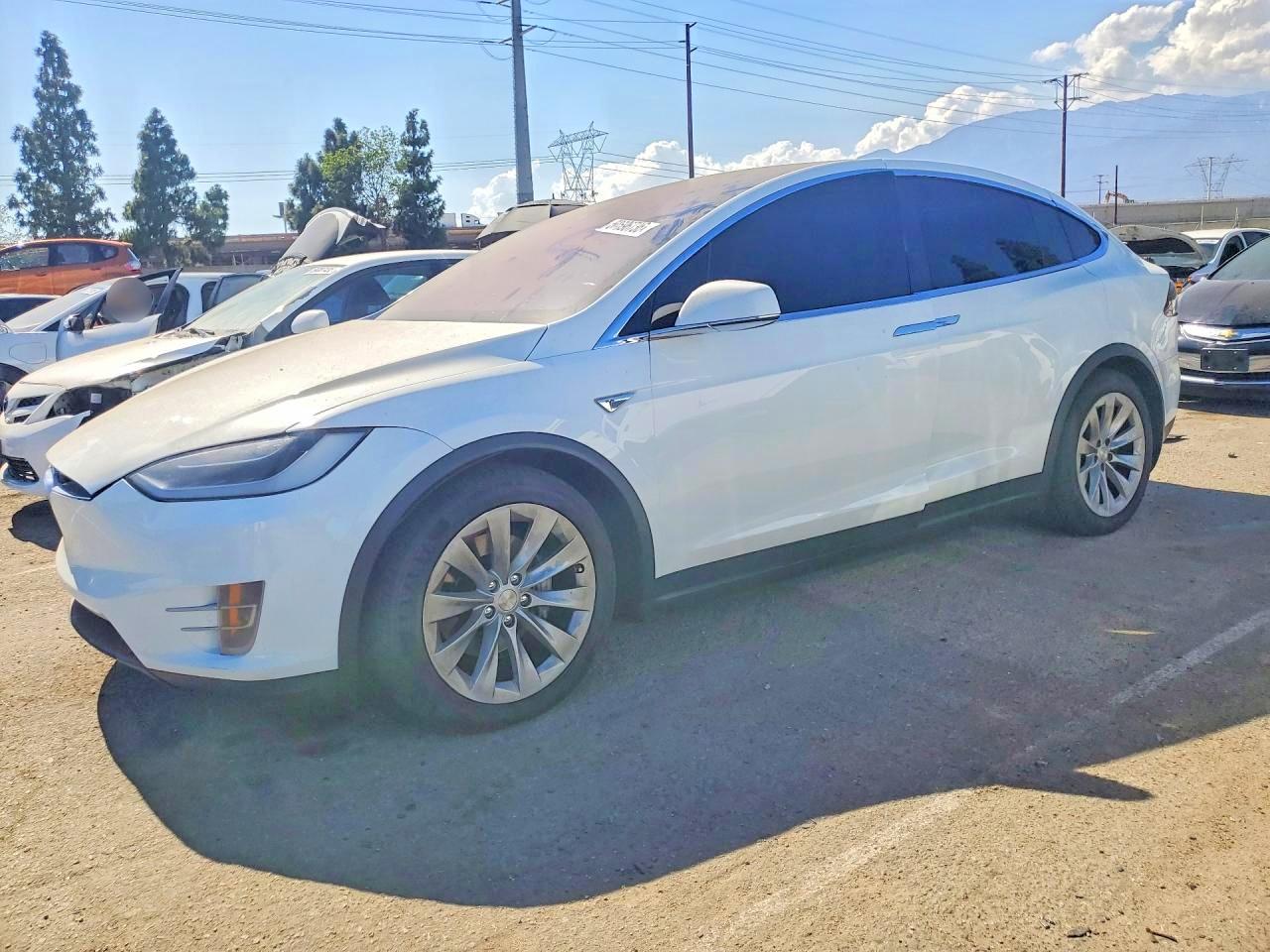 2016 Tesla Model X 70D, VIN 5YJXCBE2XGF003883 — Front end