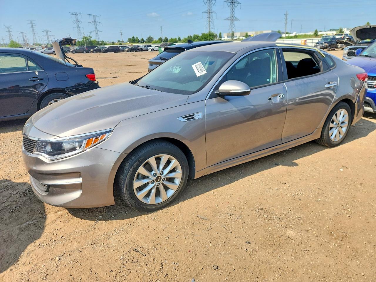 2016 Kia Optima LX, VIN 5XXGT4L33GG064870 — Бок