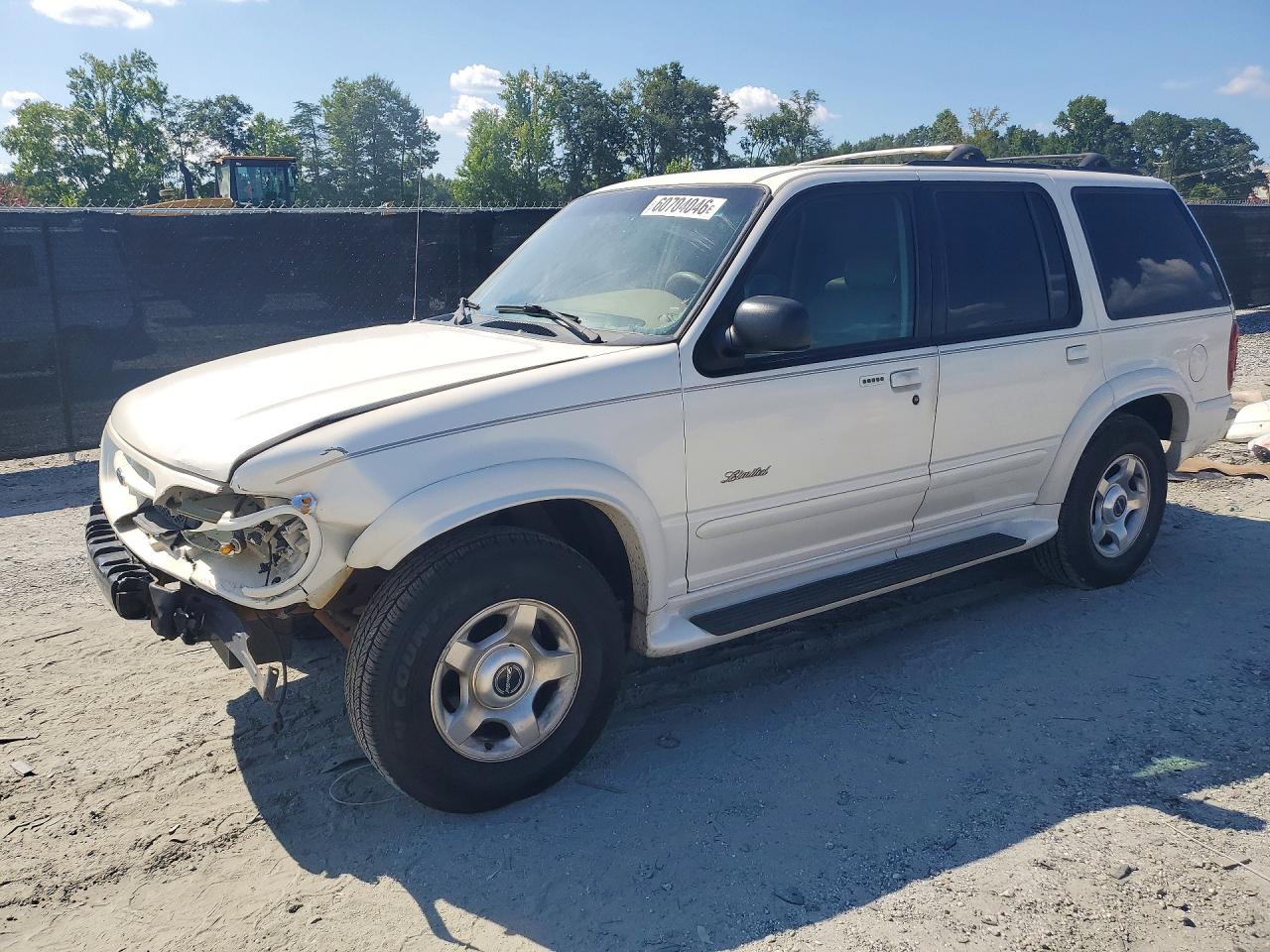 2000 Ford Explorer Limited, VIN 1FMDU75E9YZC02454 — Front end