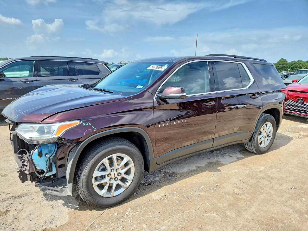 2021 Chevrolet Traverse LT Cloth, VIN 1GNERGKW5MJ143927 — Перед
