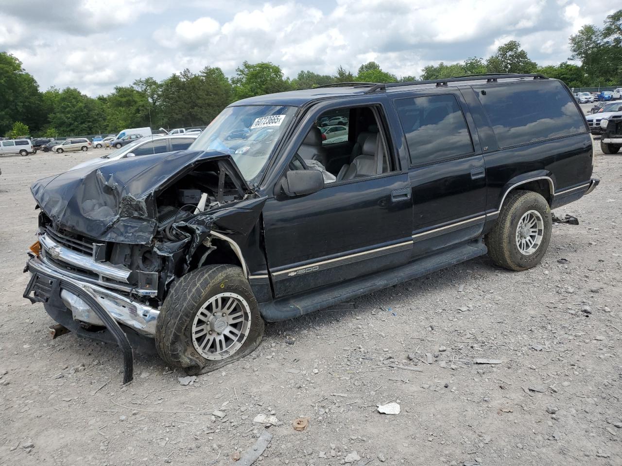1997 Chevrolet Suburban, VIN 3GNFK16R0VG188464 — Front end