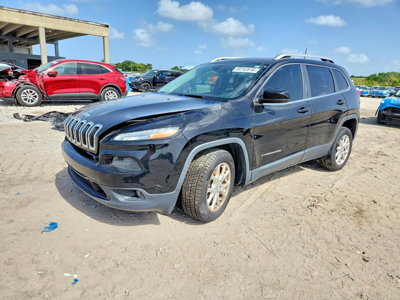 2017 Jeep Cherokee Latitude, VIN 1C4PJLCB1HW613523 — Front end