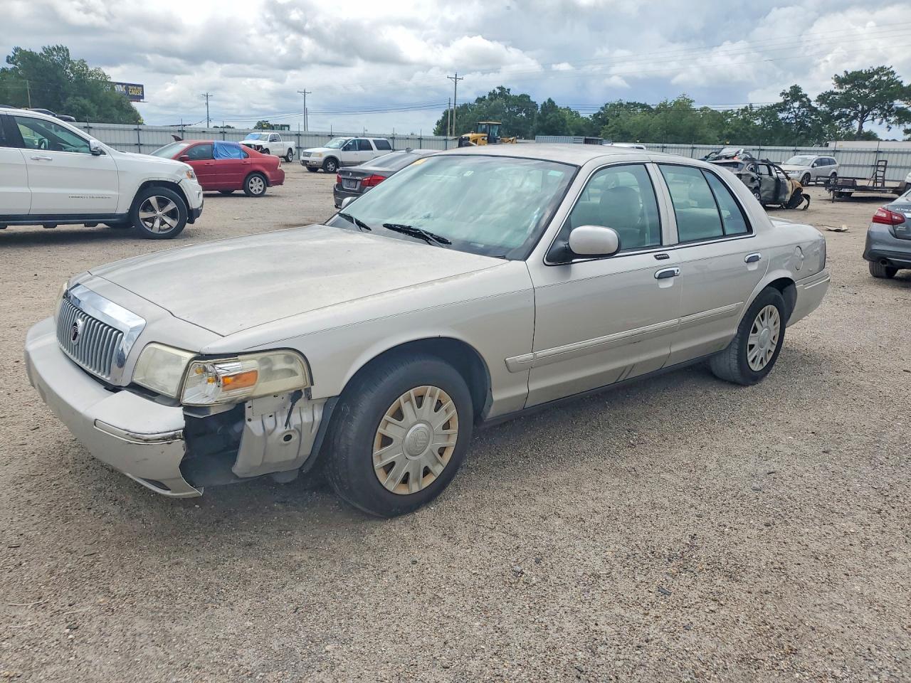 2008 Mercury Grand Marquis GS, VIN 2MEFM74V28X615674 — Front end