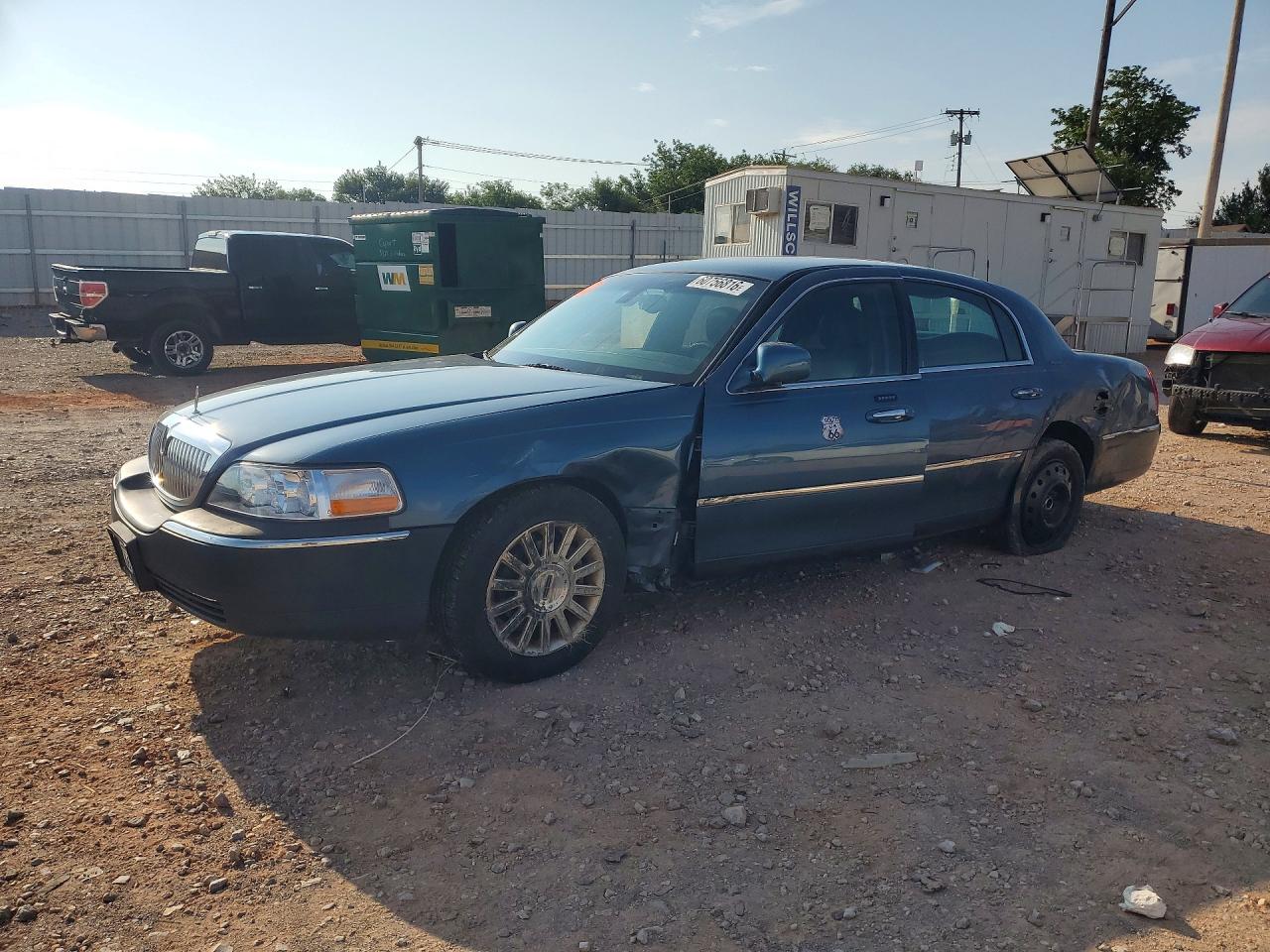 2003 Lincoln Town Car Signature, VIN 1LNHM82W93Y627658 — Бок