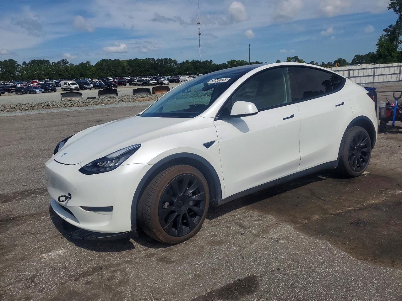 2021 Tesla Model Y Long Range, VIN 5YJYGDEE6MF082849 — Front end