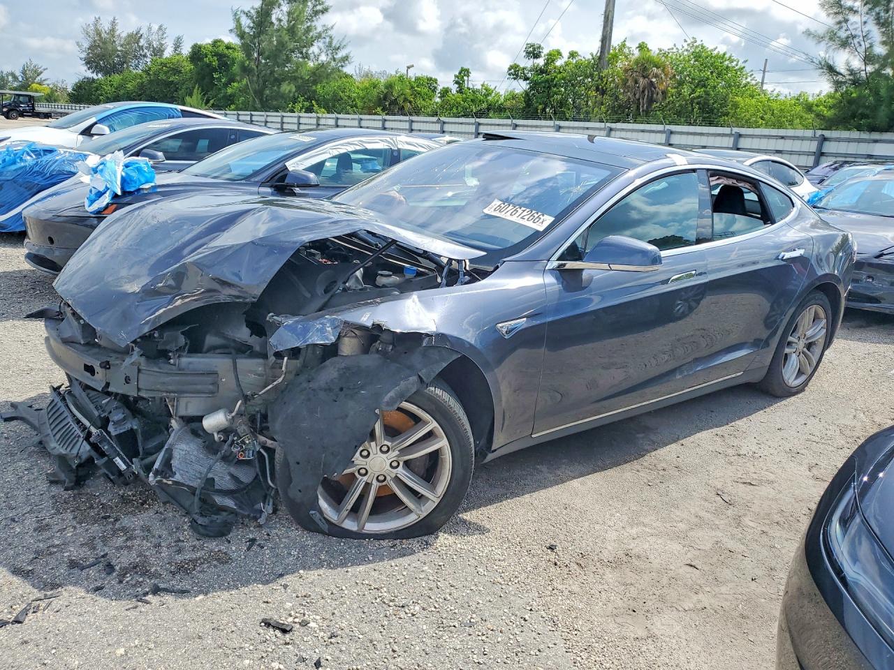 2016 Tesla Model S 90D, VIN 5YJSA1E29GF129632 — Front end
