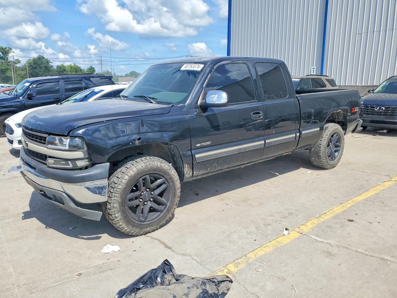 2002 Chevrolet Silverado 1500 LS, VIN 2GCEK19T521402364 — Front end