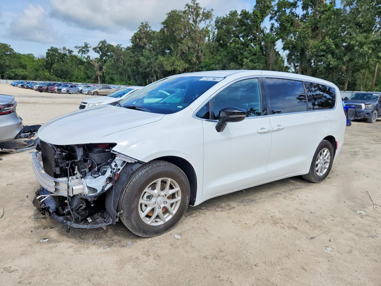 2027 Chrysler Pacifica Select, VIN 2C4RC1BG5VR566411 — Front end
