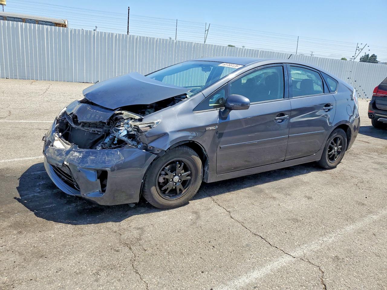 2015 Toyota Prius Three, VIN JTDKN3DU9F0470187 — Front end