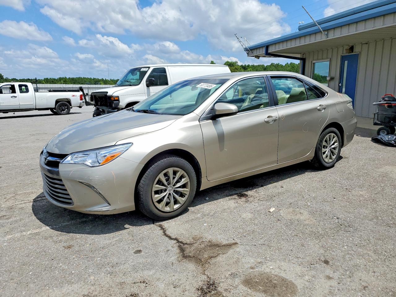 2016 Toyota Camry LE, VIN 4T1BF1FK2GU136361 — Зад