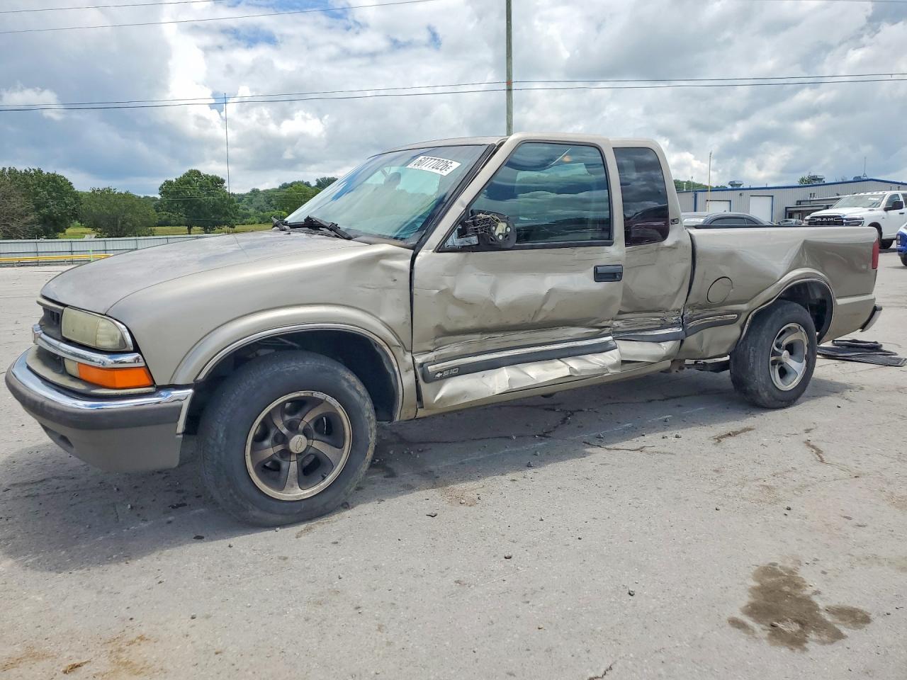 2001 Chevrolet S-10 LS, VIN 1GCCS19W818259942 — Side