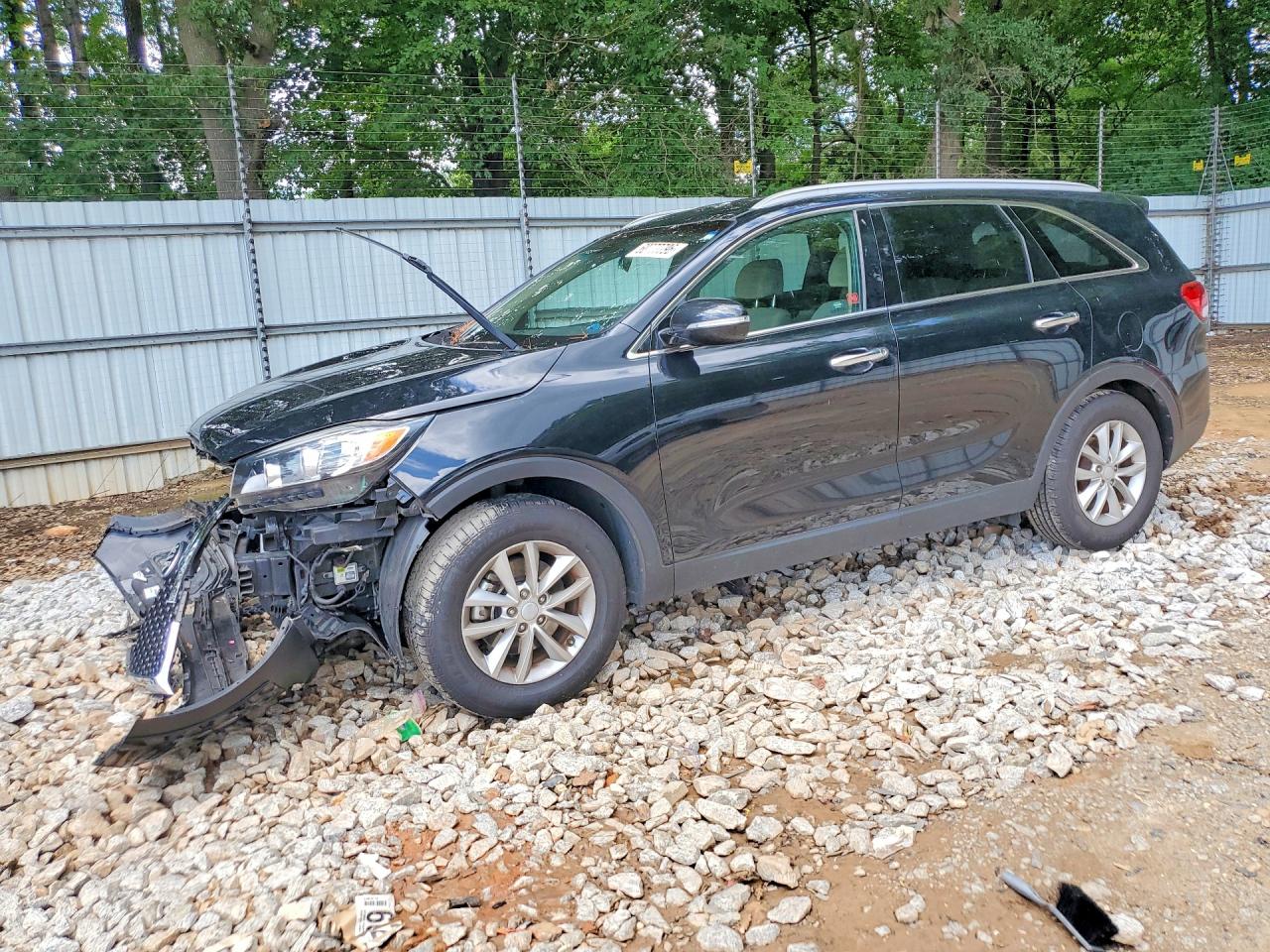 2017 Kia Sorento LX, VIN 5XYPG4A51HG305704 — Front end