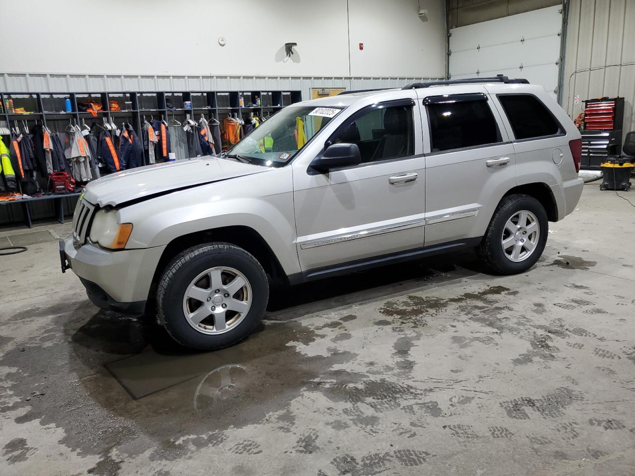 2010 Jeep Grand Cherokee Laredo, VIN 1J4PR4GK2AC150060 — Front end