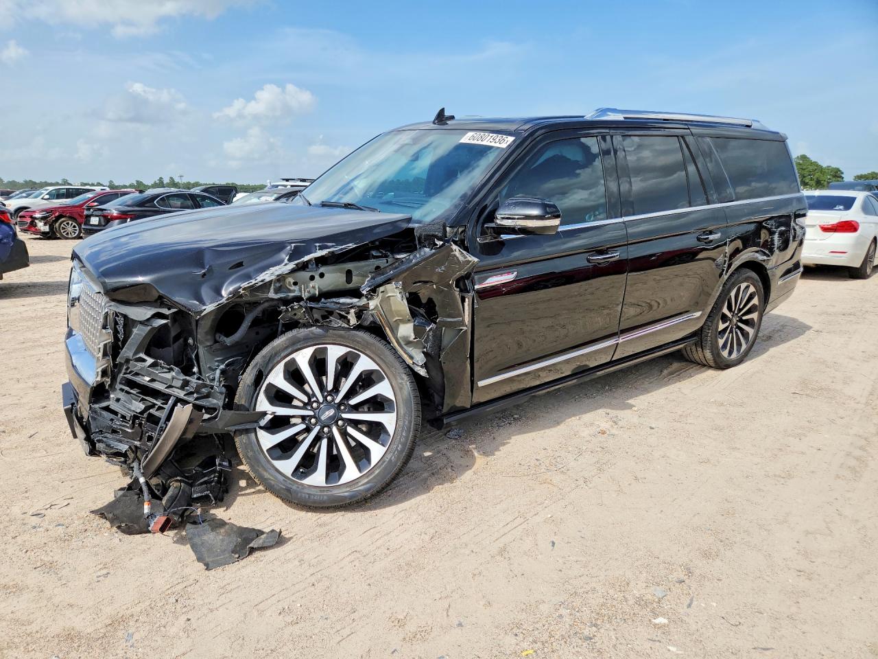 2022 Lincoln Navigator Reserve, VIN 5LMJJ3KT0NEL08444 — Front end