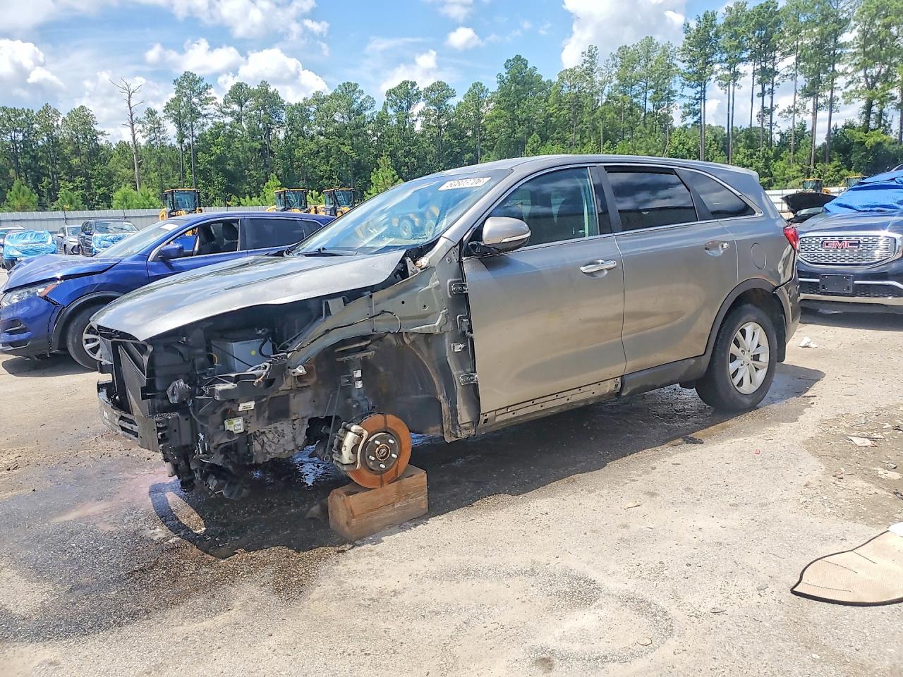 2017 Kia Sorento LX, VIN 5XYPG4A33HG193583 — Front end