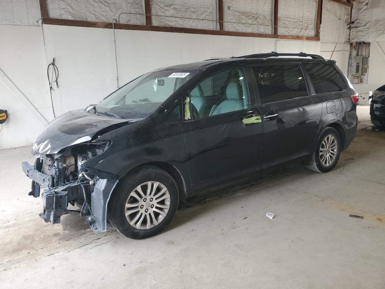 2017 Toyota Sienna XLE Auto Access Seat, VIN 5TDYZ3DC6HS799757 — Front end