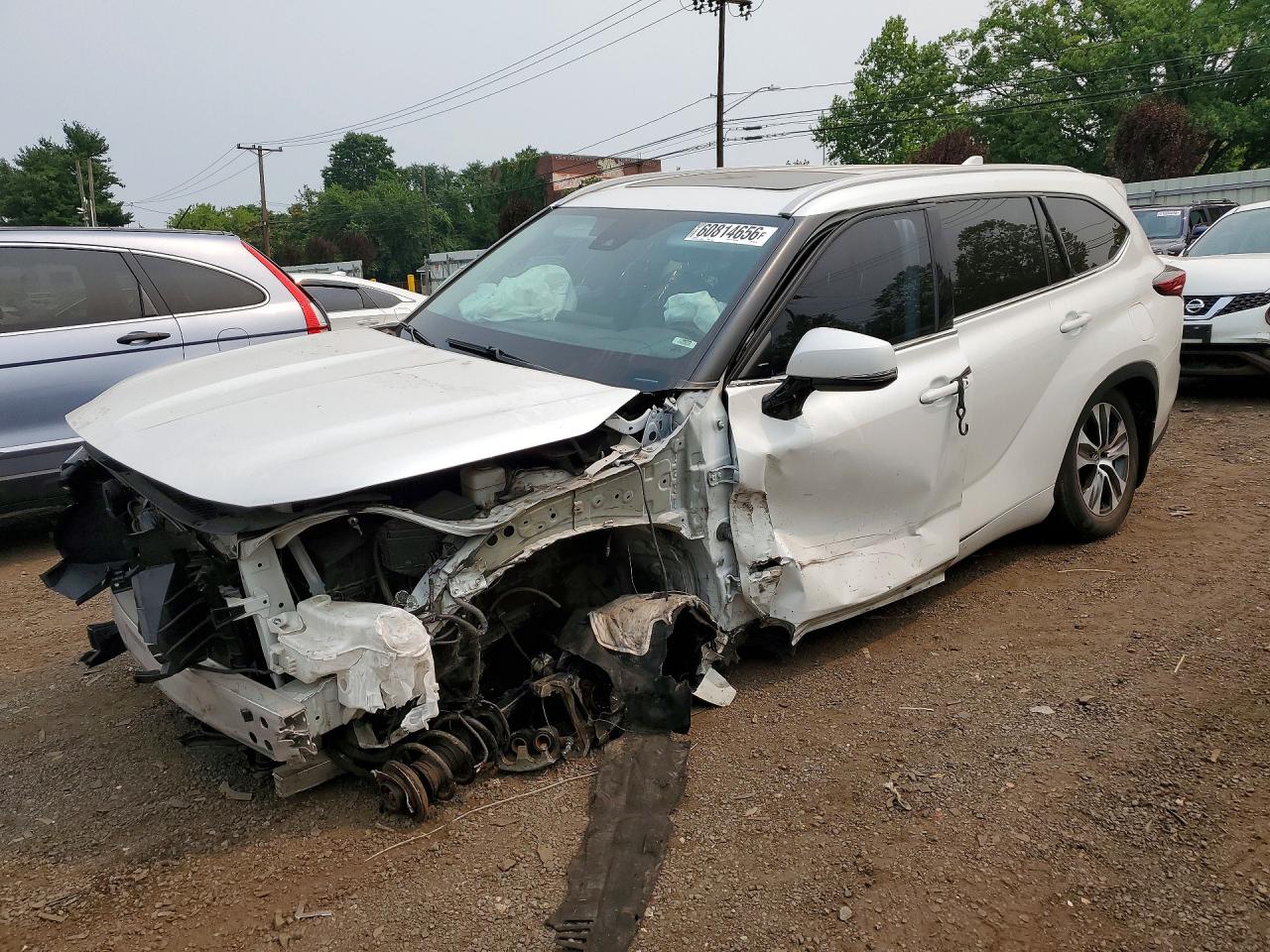 2022 Toyota Highlander XLE, VIN 5TDGZRBH4NS221536 — Front end