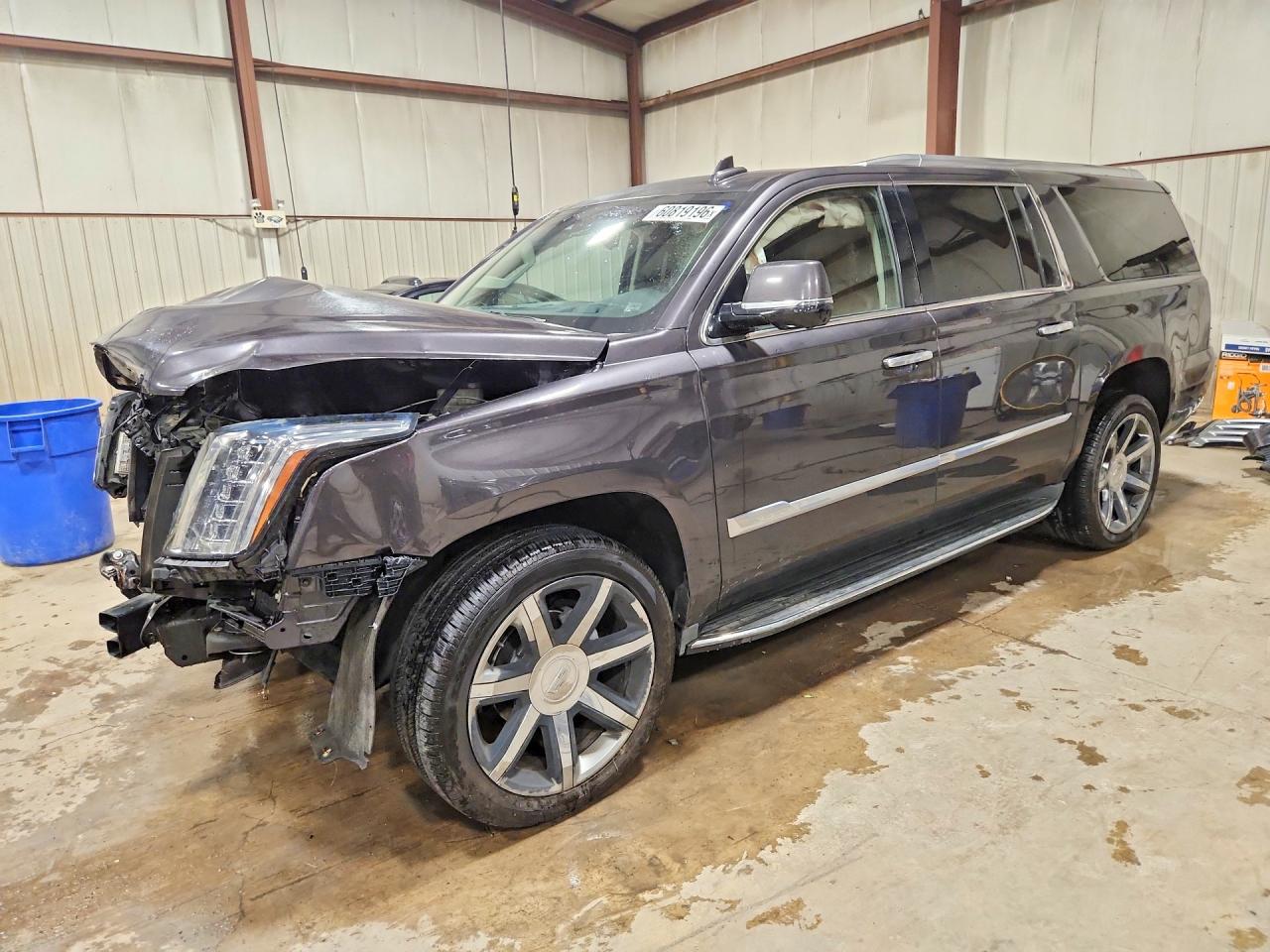 2016 Cadillac Escalade ESV Luxury Collection, VIN 1GYS4HKJ3GR481900 — Front end