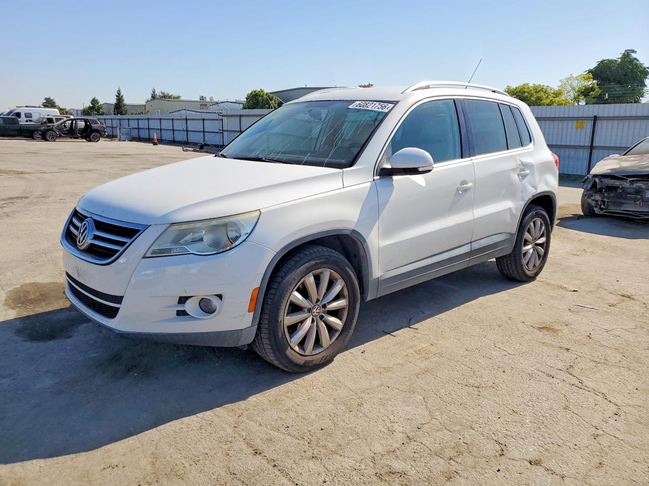 2011 Volkswagen Tiguan S, VIN WVGAV7AXXBW502181 — Бок
