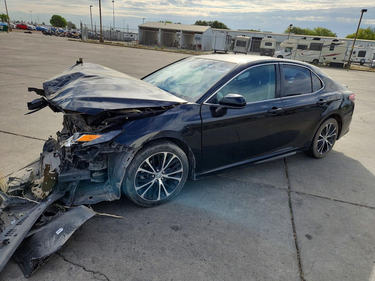 2018 Toyota Camry SE, VIN 4T1B11HK4JU083939 — Перед