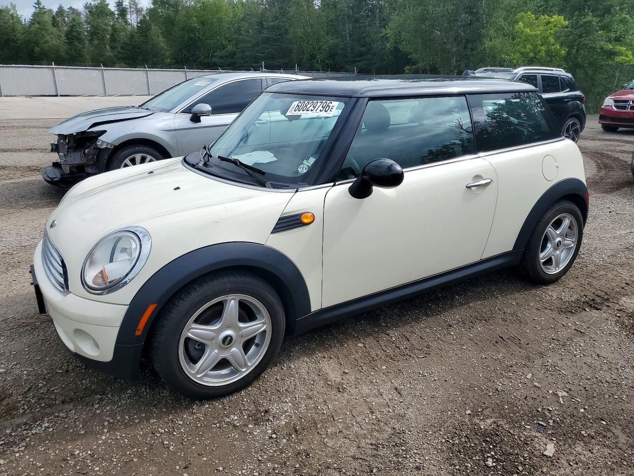 2009 MINI Hardtop, VIN WMWMF33529TT69735 — Зад