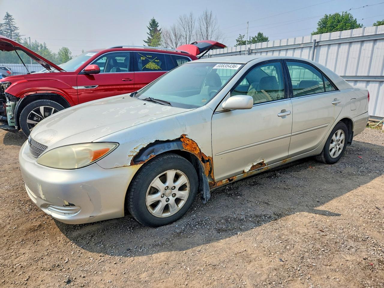 2004 Toyota Camry LE, VIN 4T1BF32KX4U577118 — Side