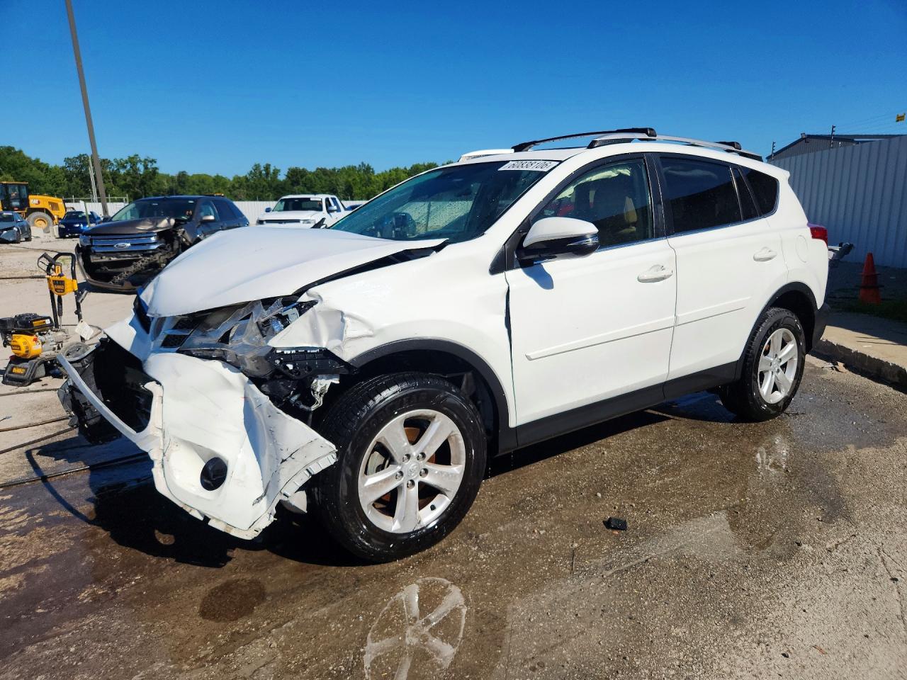 2013 Toyota RAV4 XLE, VIN JTMRFREV7DD017648 — Front end